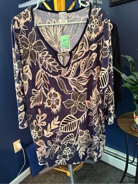 NAIF Navy and Cream Floral V-Neck 3/4 Sleeve Women's Top